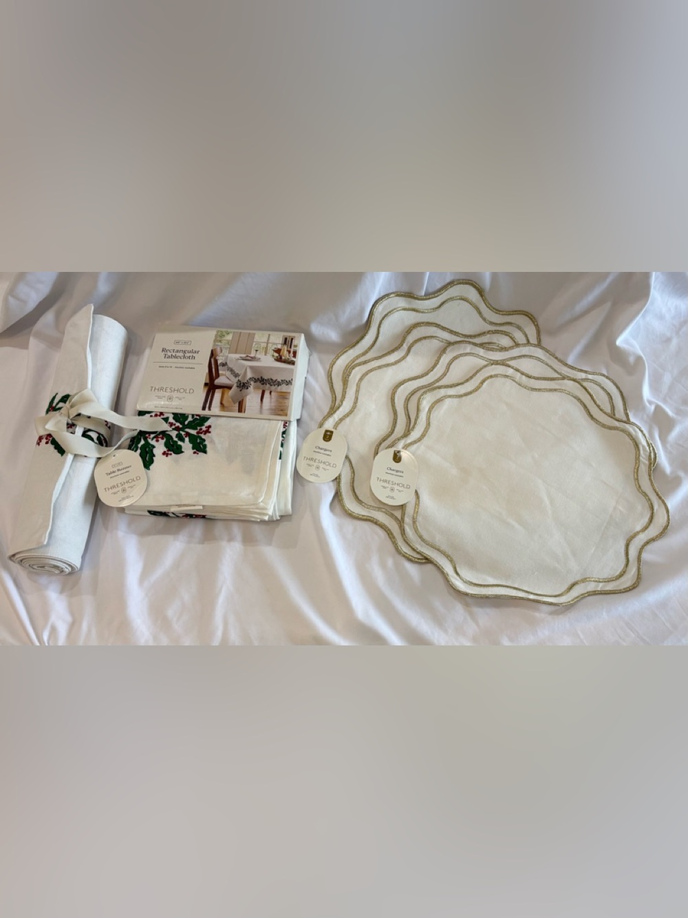 THRESHOLD TABLE RUNNER, 4 CHARGERS, 60 x 104 TABLECLOTH SET HOLLY BERRY NEW